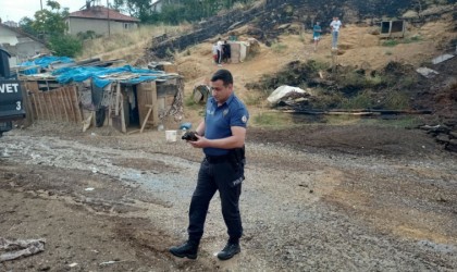 Uşakta çıkan yangın evlere ve ormanlık alana sıçramadan söndürüldü