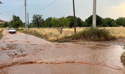 Uşakta yağmur ve dolu etkili oldu