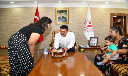 Vali Tekbıyıkoğlundan özel çocuğa sürpriz doğum günü