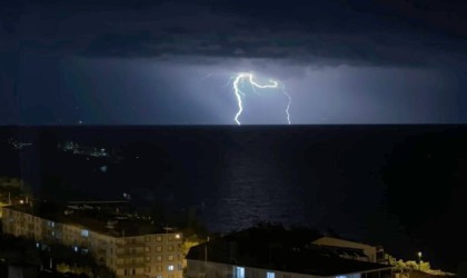 Van Gölü üzerinde çakan şimşeklerden görsel şölen