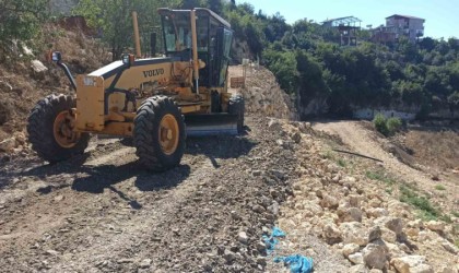 Yenişehir Belediyesi, kırsal mahallelerde yol açma çalışmalarını sürdürüyor