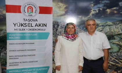 28 yıllık çift evliliklerini üniversite ile taçlandırdı