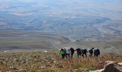 4 bin 58 rakımdaki buzul gölünde yüzme keyfi