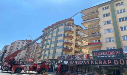 7 katlı apartmanın çatısında çıkan yangın büyük paniğe neden oldu