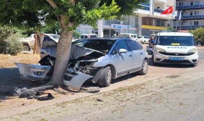 Ağaca çarpan otomobil hurdaya döndü, sürücü kazayı yaralanmadan atlattı