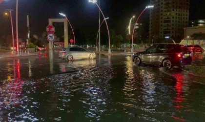 Aksarayda sağanak yağış etkili oluyor