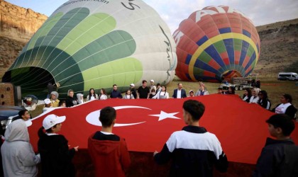 Aksarayda sevgi evi çocukları çocuklar 30 Ağustos Zafer Bayramını balon uçuşu ile kutladı