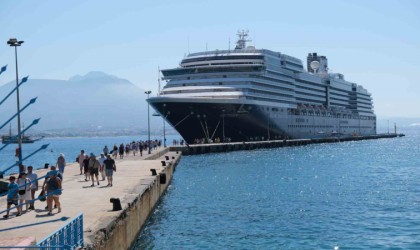 Alanyaya turistler denizden geldi