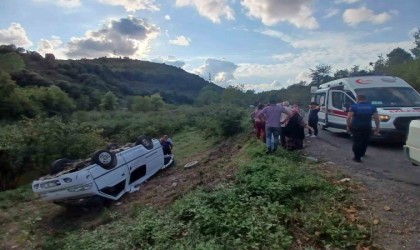 Alaplıda hafif ticari araç takla attı; 2 yaralı