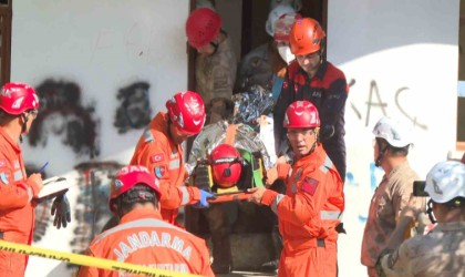 Antalyada gerçeğini aratmayan büyük deprem tatbikatı