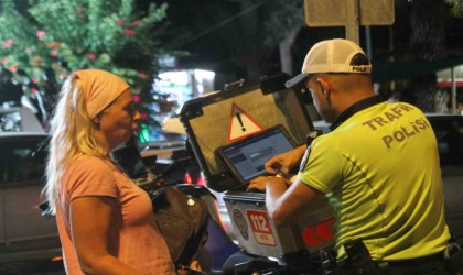 Antalyada kasksız motosiklet sürücülerine yakın takip