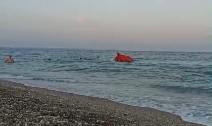 Antalyada tatilci ailenin teknesi battı: 4 kişi yüzerek kıyıya çıktı