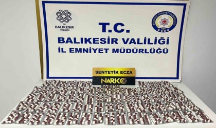 Ayvalıkta narkotik polisi uyuşturucu hap satıcısını kıskıvrak yakaladı