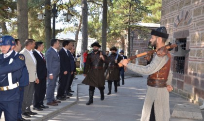 Bakan Yardımcısı Eminoğlu, Ertuğrul Gazi Türbesinde Alplerin nöbet değişimini izledi