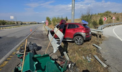 Bariyerlere çarpan cipin sürücü ölümden döndü