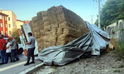 Bartında saman yüklü tır devrildi