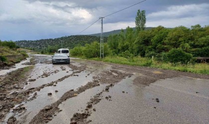 Beyşehirde sağanak sele neden oldu, karayolu ulaşıma kapandı