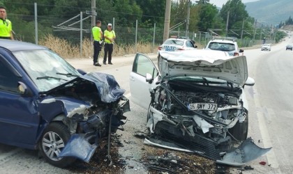 Bilecikte 2 otomobil kafa kafaya çarpıştı: 1 ölü, 2 yaralı