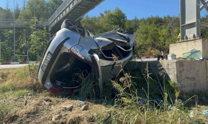 Bilecikte kontrolden çıkan otomobil üst geçidin beton ayağına çarparak durabildi