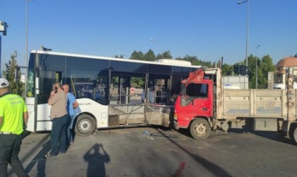 Bingölde 5 kişinin yaralandığı kaza otobüs kamerasına yansıdı