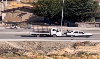 Bir garip yol yardımı: Yolda kalan aracı ayaklarıyla itti