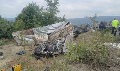 Bolu Dağı Geçişinde feci kaza: Tır otomobili sürükleyerek devrildi, 2 ölü 2 yaralı