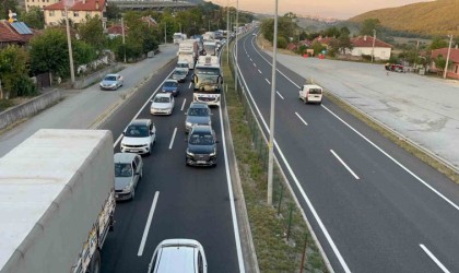 Boluda İstanbul istikametinde kilometrelerce araç kuyruğu oluştu