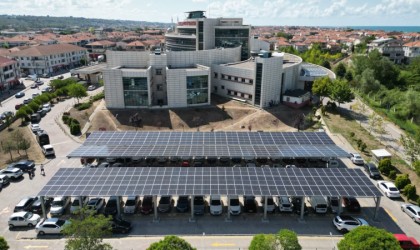 Bu hastane tükettiğinin iki katı enerji üretiyor