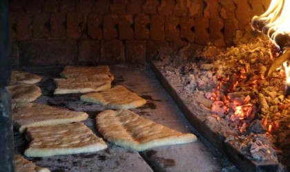 Bu köyde asırlardır köyün ekmek ihtiyacı, kadnılar tarafından imece usulü hazırlanıyor