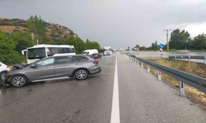 Burdur-Fethiye kara yolunda iki otomobil çarpıştı: 6 yaralı