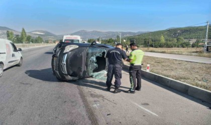 Burdurda kontrolden çıkan otomobil refüje çarpıp devrildi: 1 yaralı