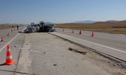 Burdurda otomobil, refüj yapımı için bırakılan bordür taşı yığınına çarptı: 2 ölü, 1 yaralı