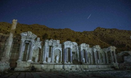 Burdurun görkemli tarihi yapıları gökyüzünün ışıltılı şovuna tanıklık etti