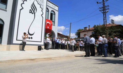 Çamelinde imece usulü yapılan Elmalı Camisi ibadete açıldı