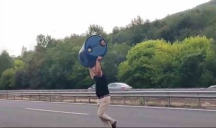 Canını hiçe sayarak, trafiği tehlikeye düşüren varili yolun dışına attı