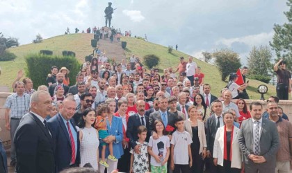 CHP Genel Başkanı Özgür Özel, Dumlupınar Şehitliğini ziyaret etti