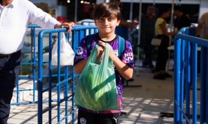 Çiftçiden satın alınan 20 ton karpuz vatandaşlara dağıtıldı