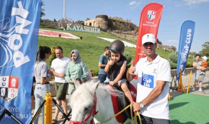 Çocuklar kayaşehirde ‘pony atlarına bindi