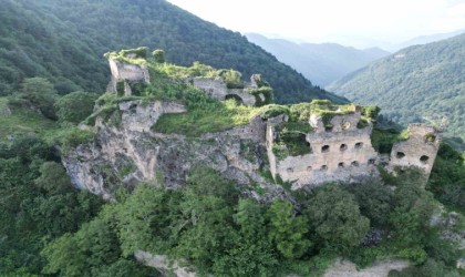 Dağların zirvesindeki manastır adeta asırlara meydana okuyor