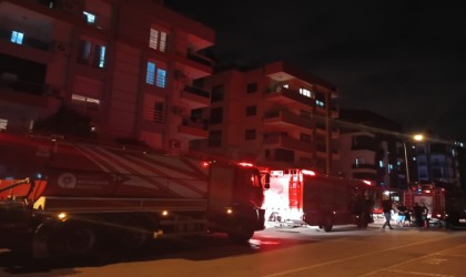 Dairede çıkan yangın apartman sakinlerini sokağa döktü