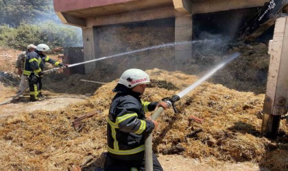 Defnede samanlıkta çıkan yangın eve sıçramadan söndürüldü