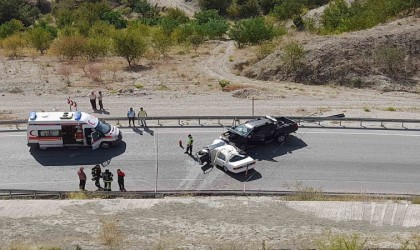 Denizlide iki otomobil kafa kafaya çarpıştı; 1 ölü,3 yaralı