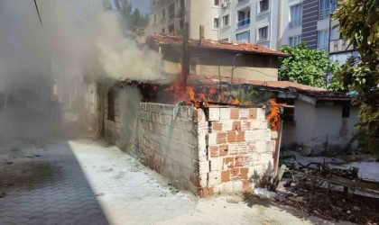 Denizlide kullanılmayan müstakil evde çıkan yangın paniğe neden oldu