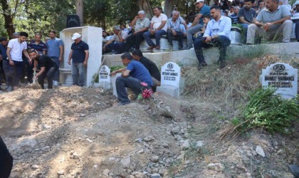 Depremden bu yana sürdürdüğü 18 aylık yaşam mücadelesini kaybeden adam, evlatları ve eşinin yanına defnedildi