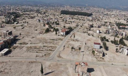 Depremin yok ettiği kent merkezinde inşaatlar gece gündüz demeden devam ediyor