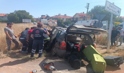 Direksiyon hakimiyetini kaybeden araç yoldan çıktı; 4 yaralı