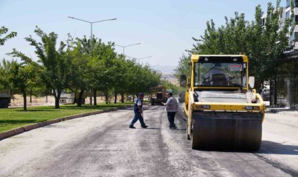 Elazığda asfalt bakım ve onarım çalışması yapıyor