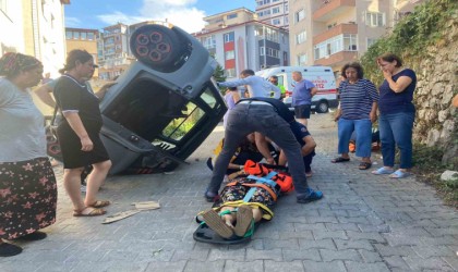 Emekli ebe aracını park etmek isterken alt yola uçtu