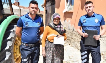 Emetli esnaf pazar yerinde buldukları 5 bin TLyi zabıtaya teslim etti