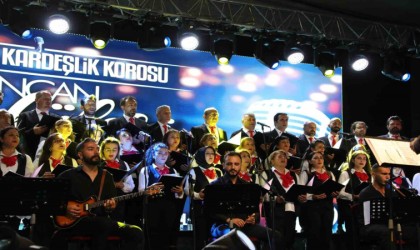 Erzincanda farklı meslek gruplarından insanların bir araya geldiği “Kardeşlik Korosu” konser verdi